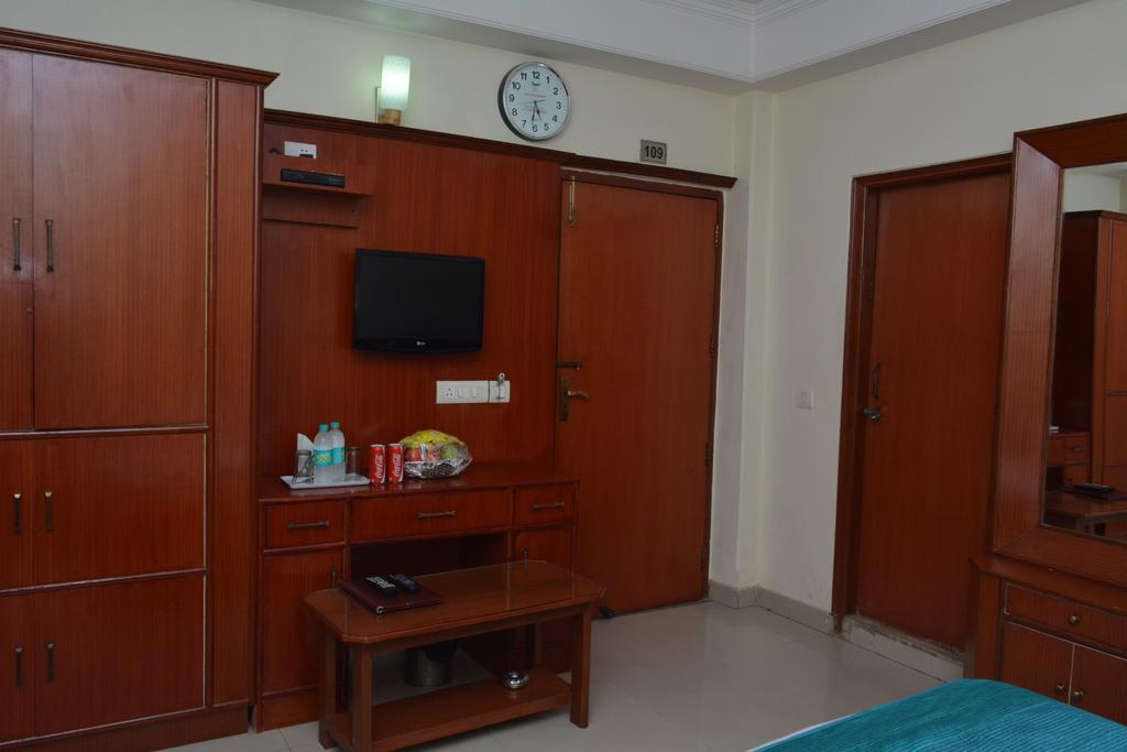 Airport Hotel Vishal Residency Ню Делхи Екстериор снимка