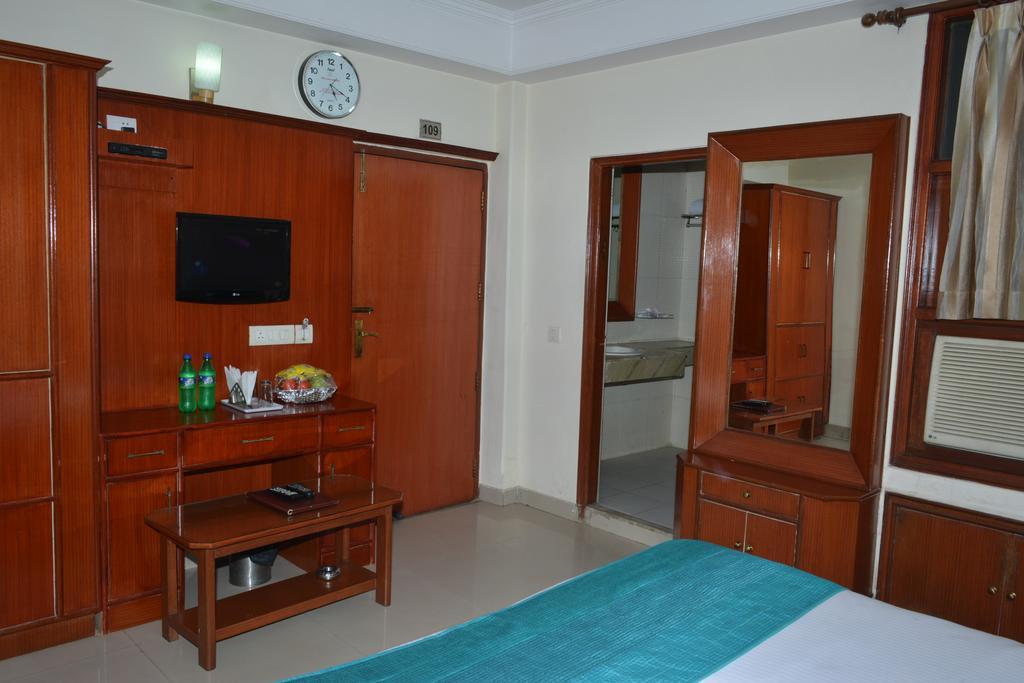 Airport Hotel Vishal Residency Ню Делхи Екстериор снимка