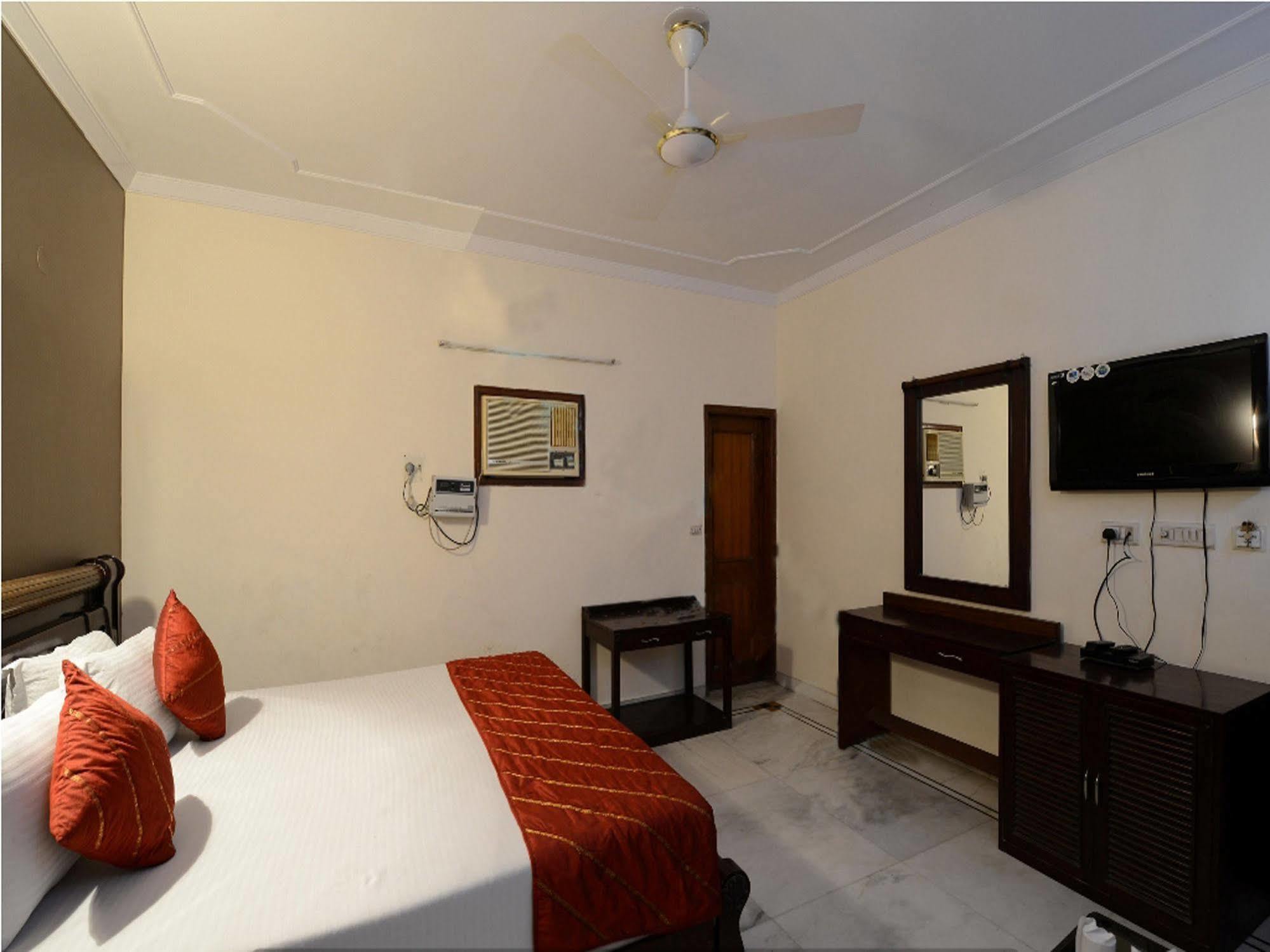 Airport Hotel Vishal Residency Ню Делхи Екстериор снимка
